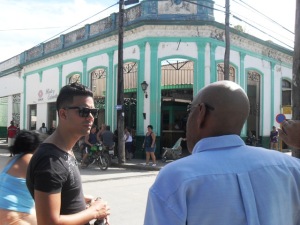 Manuel Vázquez Seijido, asesor jurídico del Cenesex, dialoga con Alberto justo desde el lugar donde el escritor presenció parte de la riña.