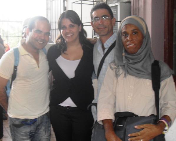 La investigadora con parte de sus "objetos de estudio". De derecha a izquierda: Yasmín, Paquito, Elaine y Luis Rondón.